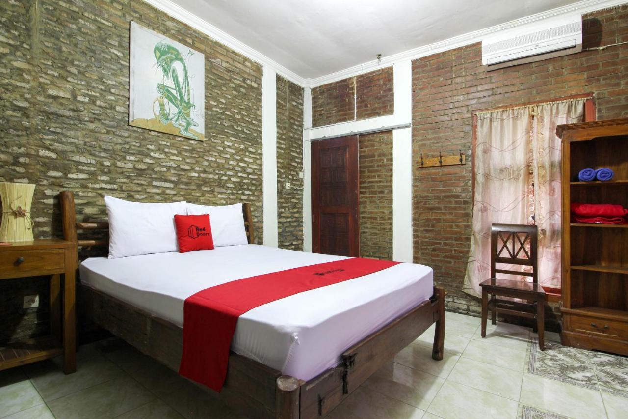 Reddoorz Near Rumah Sakit Wirosaban Salakan Экстерьер фото
